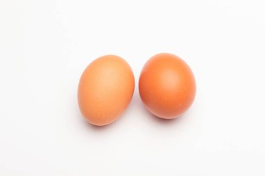 Tavuk yumurtaları, çiftlikten taze toplanmış çiğ yumurtalar.