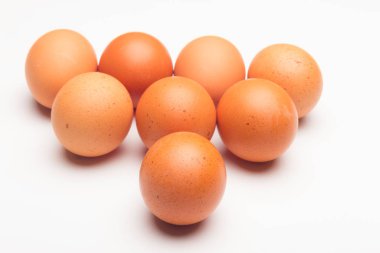 Tavuk yumurtaları, çiftlikten taze toplanmış çiğ yumurtalar.