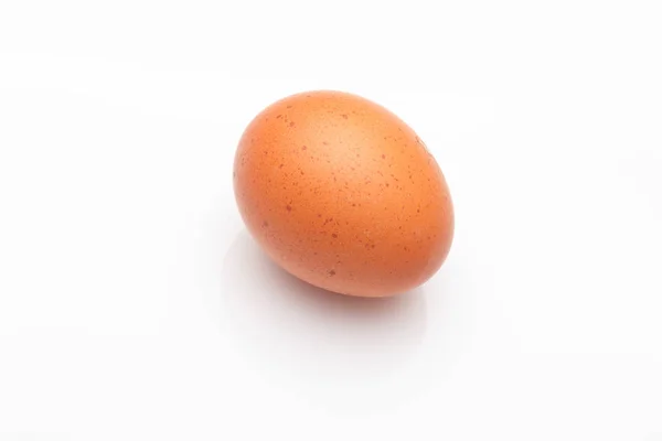 Jaja kurze, surowe jaja świeżo zebrane z gospodarstwa — Zdjęcie stockowe