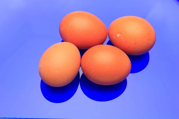Huevos de pollo, huevos crudos recién recogidos de la granja — Foto de Stock