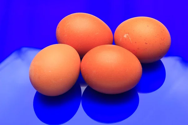 Kycklingägg, färska ägg som nyligen plockats från gården — Stockfoto