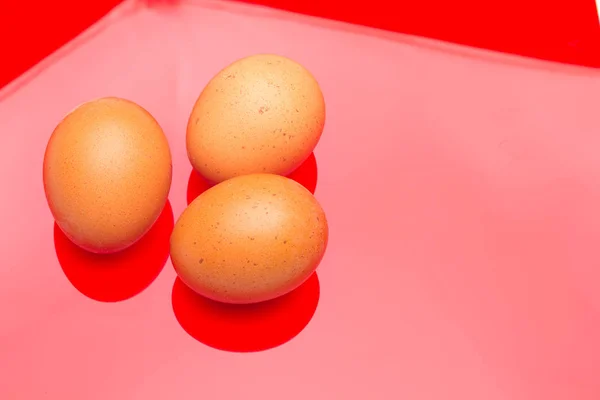 Ovos de galinha, ovos crus colhidos na quinta — Fotografia de Stock