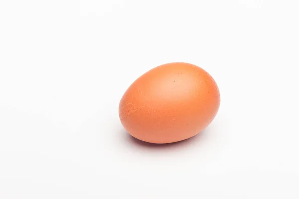 Kippeneieren, rauwe eieren vers geplukt van de boerderij — Stockfoto