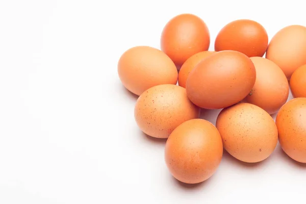 Куриные яйца, сырые яйца, свежесобранные с фермы — стоковое фото