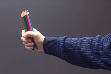 Renkli kalemler, keskin ve çizmeye hazır.