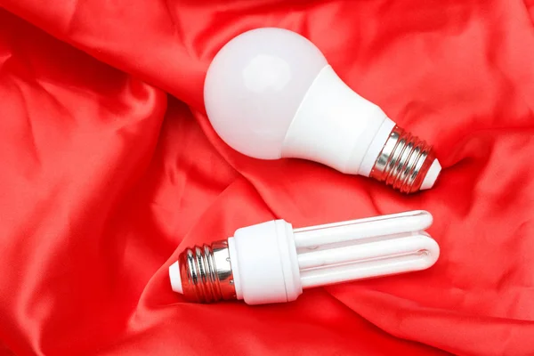 Energibesparande glödlampa och vitt ljus; hem- och arbetsbelysning. — Stockfoto