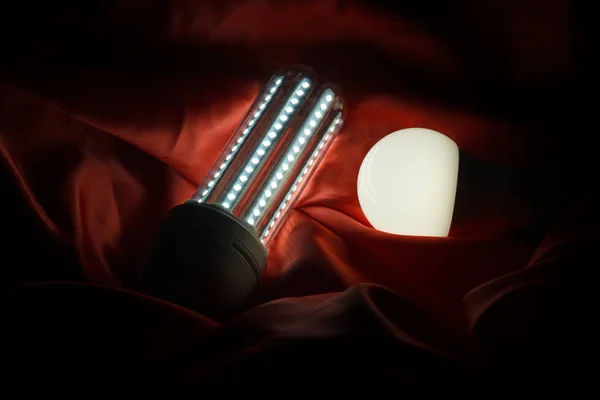 Energiebesparende gloeilamp en wit licht; woon- en werkverlichting. — Stockfoto