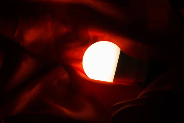 Enerji tasarrufu ampul ve beyaz ışık; ev ve iş aydınlatma.