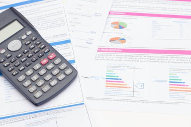 Finans hesaplamak veya matematiksel ve bilimsel hesaplamalar yapmak için bilimsel hesap makinesi