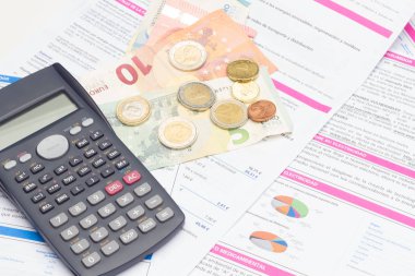 Finans hesaplamak veya matematiksel ve bilimsel hesaplamalar yapmak için bilimsel hesap makinesi