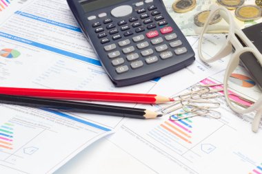 Finans hesaplamak veya matematiksel ve bilimsel hesaplamalar yapmak için bilimsel hesap makinesi