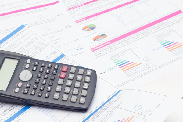 Finans hesaplamak veya matematiksel ve bilimsel hesaplamalar yapmak için bilimsel hesap makinesi