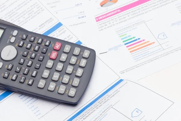 Vitenskapelig kalkulator til beregning av finansene eller til matematiske og vitenskapelige beregninger – stockfoto
