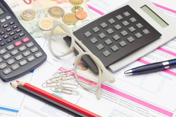 Calculadora científica para calcular las finanzas o hacer cálculos matemáticos y científicos — Foto de Stock