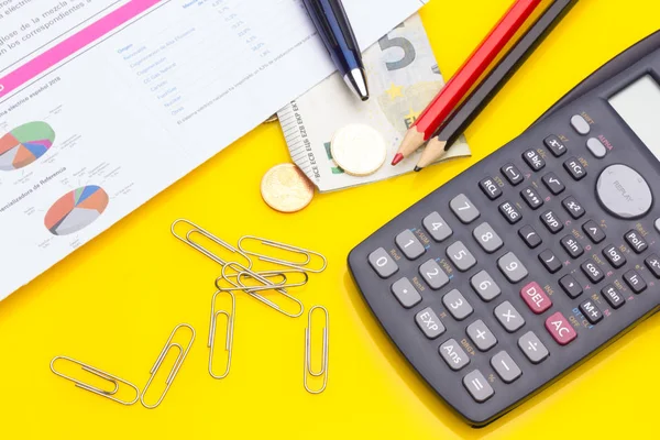 Calculadora científica para calcular las finanzas o hacer cálculos matemáticos y científicos — Foto de Stock