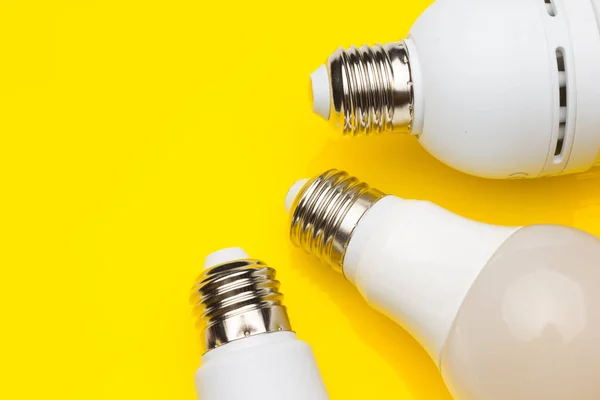 Energiebesparende lampen, ecologisch, om energie en verbruik te besparen. — Stockfoto