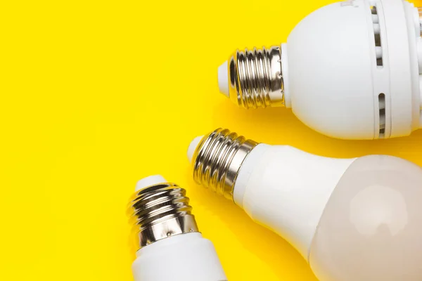 Energiebesparende lampen, ecologisch, om energie en verbruik te besparen. — Stockfoto