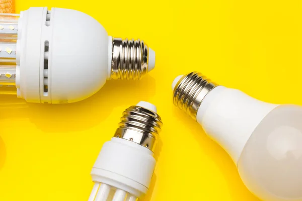 Energibesparande glödlampor, ekologiska, för att spara energi och förbrukning. — Stockfoto