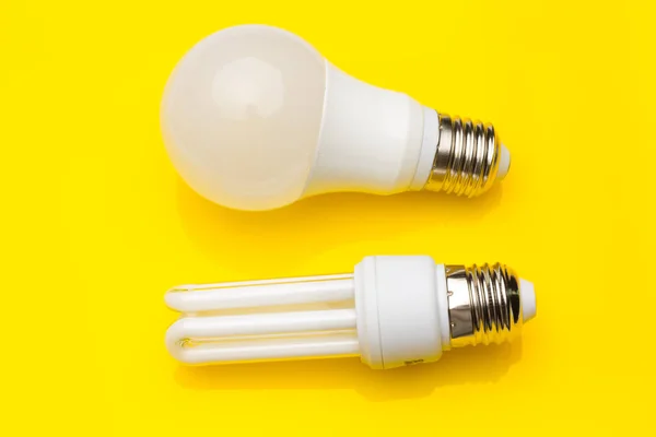 Energiebesparende lampen, ecologisch, om energie en verbruik te besparen. — Stockfoto