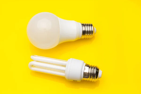 Energiebesparende lampen, ecologisch, om energie en verbruik te besparen. — Stockfoto