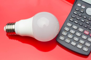 Enerji tasarruf ampulü para ve elektrik tasarrufu için.