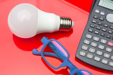 Enerji tasarruf ampulü para ve elektrik tasarrufu için.
