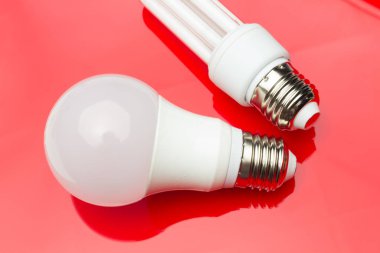 Enerji tasarruf ampulü para ve elektrik tasarrufu için.