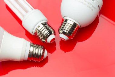 Enerji tasarruf ampulü para ve elektrik tasarrufu için.