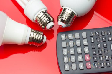 Enerji tasarruf ampulü para ve elektrik tasarrufu için.