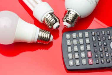 Enerji tasarruf ampulü para ve elektrik tasarrufu için.