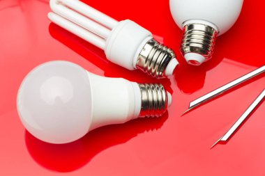 Enerji tasarruf ampulü para ve elektrik tasarrufu için.