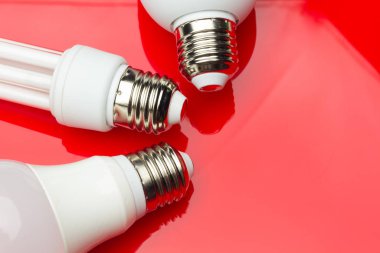 Enerji tasarruf ampulü para ve elektrik tasarrufu için.