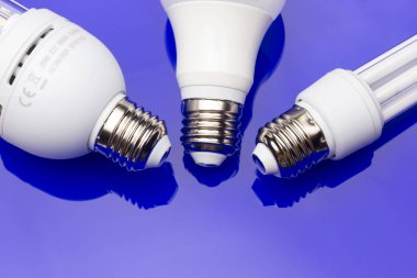 Enerji tasarruf ampulü para ve elektrik tasarrufu için.