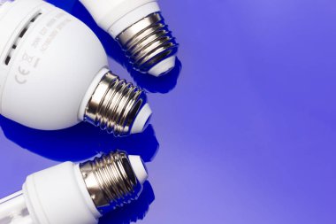 Enerji tasarruf ampulü para ve elektrik tasarrufu için.