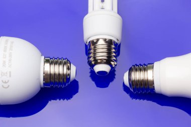 Enerji tasarruf ampulü para ve elektrik tasarrufu için.