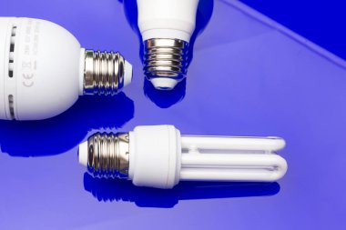Enerji tasarruf ampulü para ve elektrik tasarrufu için.