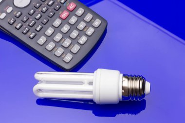 Enerji tasarruf ampulü para ve elektrik tasarrufu için.