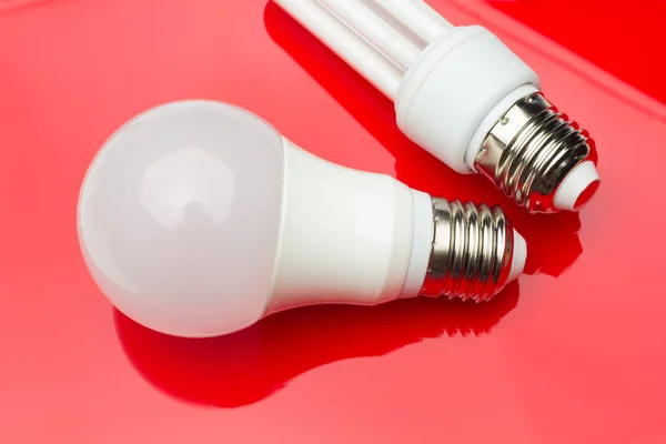 Энергосберегающая лампочка для экономии денег и электроэнергии . — стоковое фото