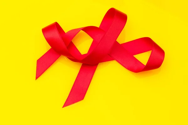 Τόξο για περιτύλιγμα κόκκινων δώρων σε κίτρινο φόντο. Δέστε για να διακοσμήσετε τα δώρα και αφήστε τα πιο όμορφα κουτιά με το χαρτί περιτυλίγματος που τυλίγετε το κουτί — Φωτογραφία Αρχείου