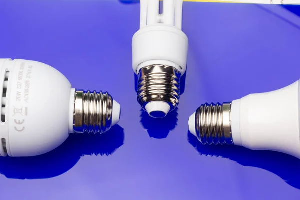Energibesparande glödlampa för att spara pengar och el. — Stockfoto