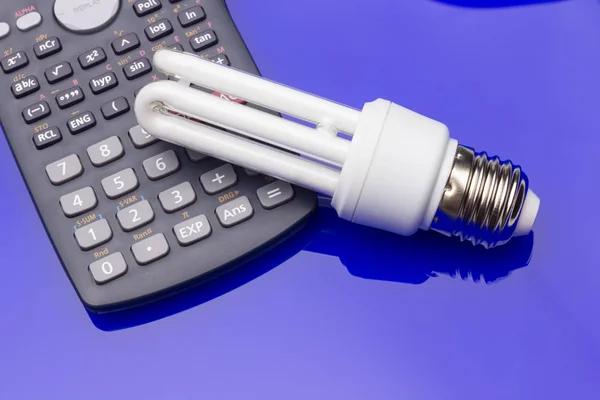 Enerji tasarruf ampulü para ve elektrik tasarrufu için.