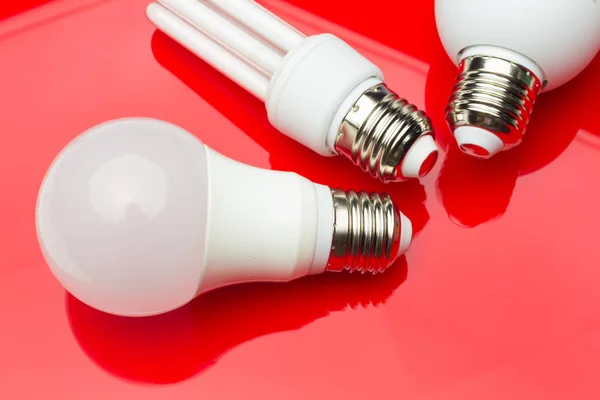 Энергосберегающая лампочка для экономии денег и электроэнергии . — стоковое фото