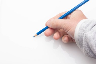 Yetişkin birinin elindeki renkli kalem.