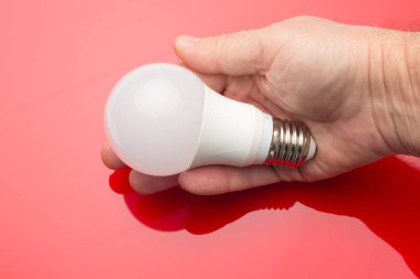 Enerji tasarrufu ampul ve beyaz renk, gün ışığı