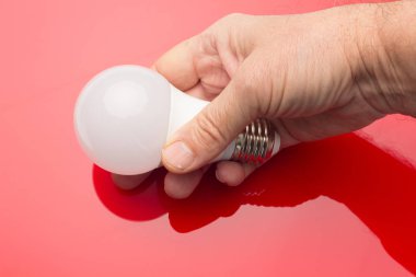 Enerji tasarrufu ampul ve beyaz renk, gün ışığı