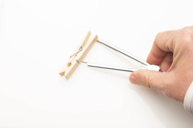 Ölçümleri almak ve renkli arkaplanda daireler çizmek için pusula