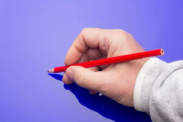 Crayon coloré dans la main d'une personne adulte — Photo