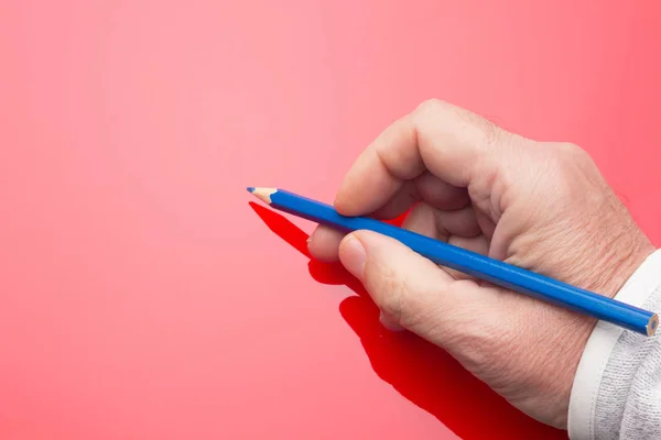 Crayon coloré dans la main d'une personne adulte — Photo