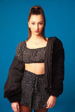 Stüdyoda genç, güzel ve zarif bir kız.