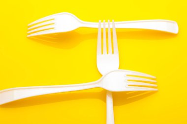 Renkli arka planda plastik çatal, günlük yiyecekler için çatal, beyazdan penise, günlük yemek yapmak için ideal aile yemekleri, partiler, yemek servisi..